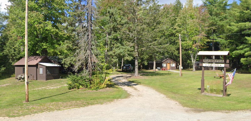 Hiawatha Cabins (Midway Cabins & Service) - Hiawatha Cabins (newer photo)